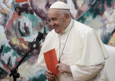El papa recuerda a los jóvenes la "urgencia dramática" de la crisis climática