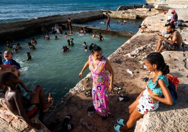 Habaneros huyen del calor y dan segunda vida a piscinas en ruinas