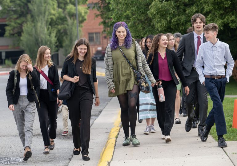 Jóvenes de EEUU cantan victoria en un histórico juicio climático