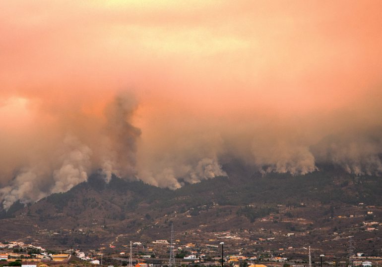 Incendio sin control quema más de 3.000 hectáreas en la isla española de Tenerife