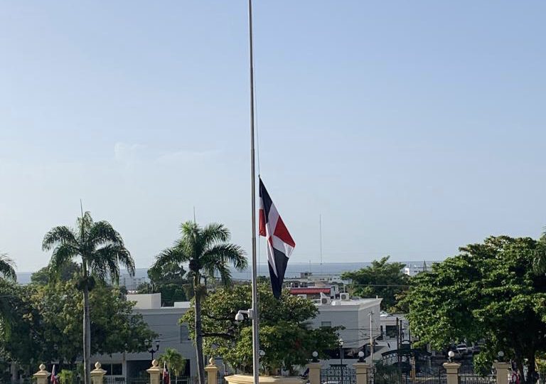 Bandera en el Palacio Nacional ondea a media asta por motivo a tragedia en San Cristóbal
