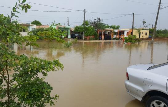 Residentes de Prados de la Caña piden auxilio de la CAASD y MOPC frente a la tormenta Franklin