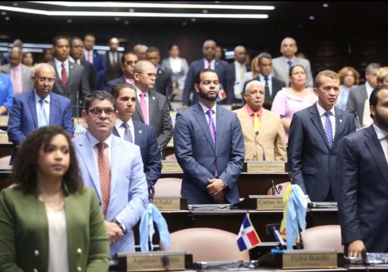 Diputados rinden un minuto de silencio por tragedia en San Cristóbal