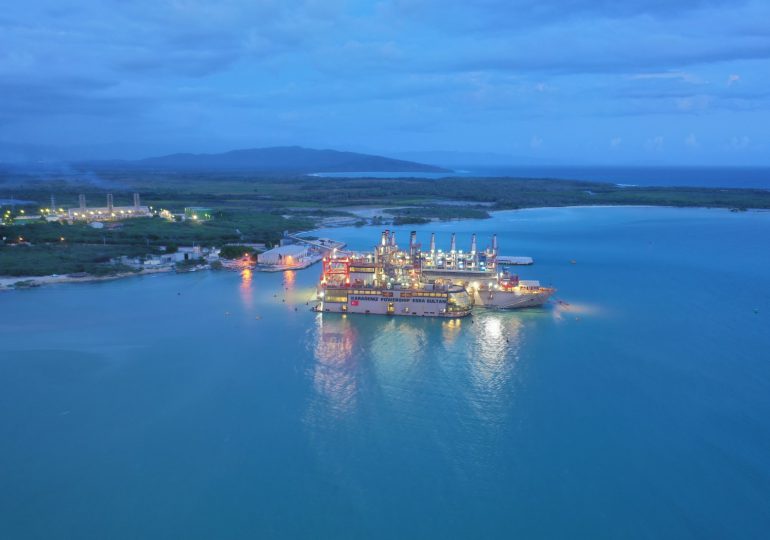 Medio Ambiente investiga derrame de combustible en planta eléctrica que opera en una barcaza en Azua