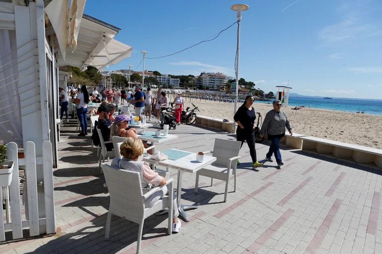 Detienen a seis jóvenes  por abusar sexualmente a una turista de 18 años en Mallorca