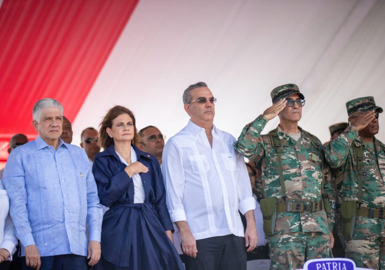 Presidente Abinader encabeza Desfile Militar-Policial con motivo 160 aniversario de la Restauración