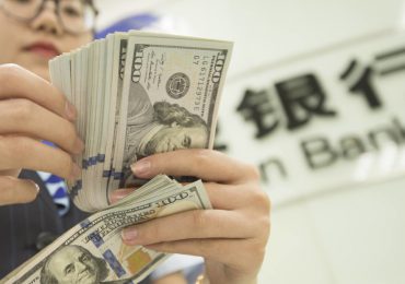 Reportan que China pide a algunos bancos reducir o posponer la compra de dólares