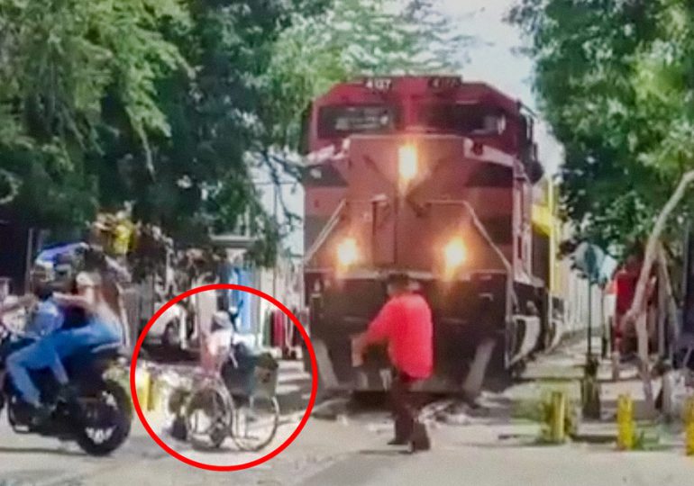 VIDEO | Salvan por 'un chin' a minusválido de ser arrollado por un tren en México