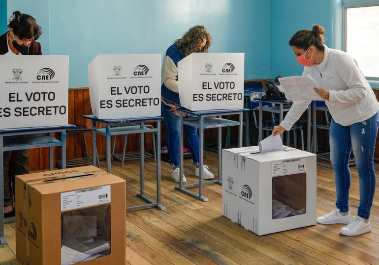 Ecuatorianos buscan a su nuevo presidente en elecciones extraordinarias