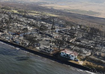 Una sola casa sobrevive el fuego en la antigua capital de Hawái destruida por los incendios