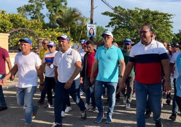 Militantes y simpatizantes del PRM recorren Villa Tapia en apoyo a Fredy Fernández precandidato a senador por Hermanas Mirabal