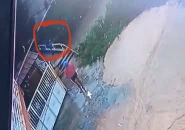 VIDEO | Cámara de seguridad captan momento en que un hombre se lanza a la cañada de Guajimía, SDO