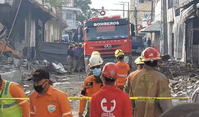 VIDEO | Bomberos logran entrar a tercer nivel de edificio donde ocurrió explosión en San Cristóbal