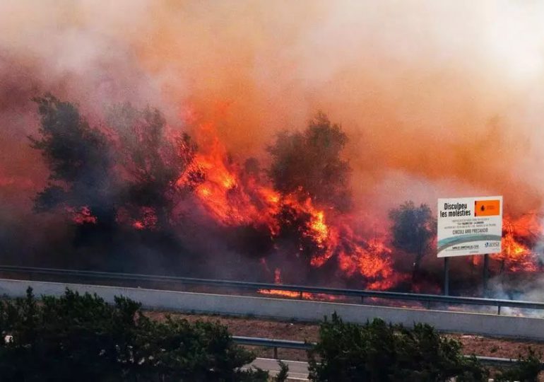 Confinada por incendio una zona turística española próxima a Francia