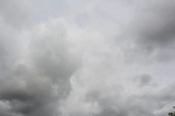 Prevén un cielo grisáceo por concentraciones leves a moderadas de polvo sahariano