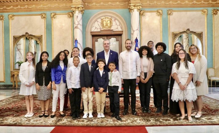 Presidente Abinader recibió este jueves a estudiantes meritorios hijos de dominicanos en el exterior