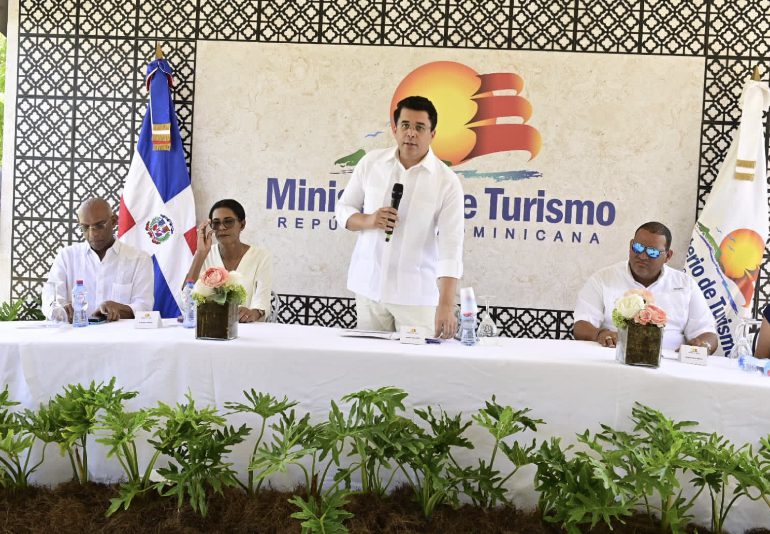Ministro de Turismo deja iniciados trabajos en calles de Bayahibe a un costo cercano a los 53 millones de pesos