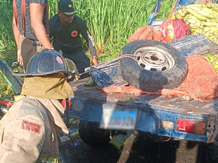 9-1-1 coordina rescate de familia atrapada en vehículo accidentado en San Pedro de Macorís