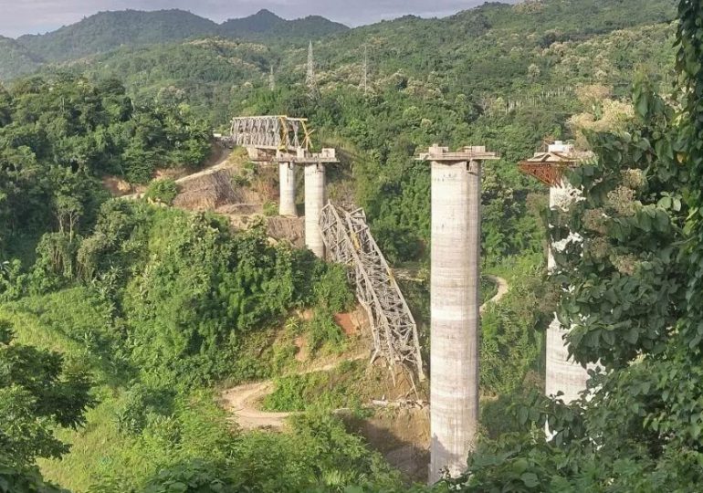 Al menos 17 personas perdieron la vida tras derrumbarse en India un puente ferroviario en construcción