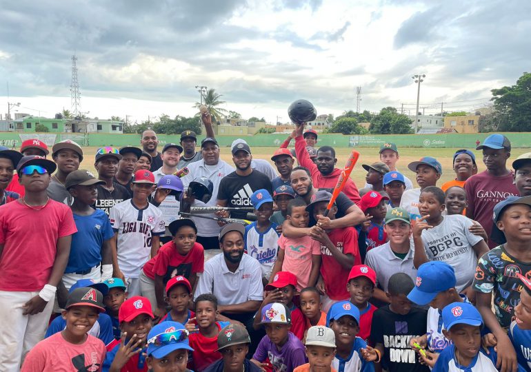 Fundación FYRE y Home Run EEUU entregan útiles deportivos a liga de béisbol en Peravia