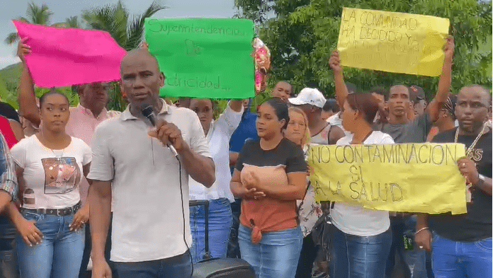 VIDEO | Comunitarios amenazan con cerrar carretera Las Galeras - Samaná si no retiran planta eléctrica