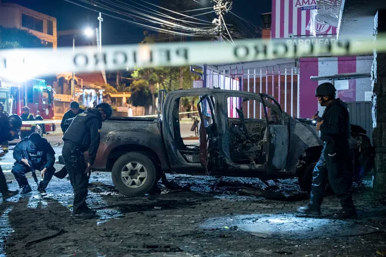 Vehículo bomba explota en Ecuador tras ataque contra organismo estatal que maneja las cárceles