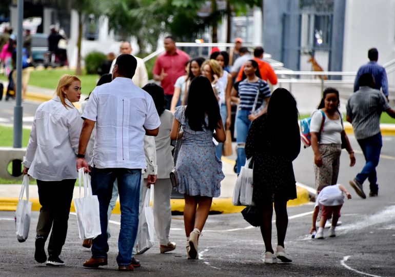 Feria del Libro ofrece este martes una atractiva oferta literaria y tecnológica