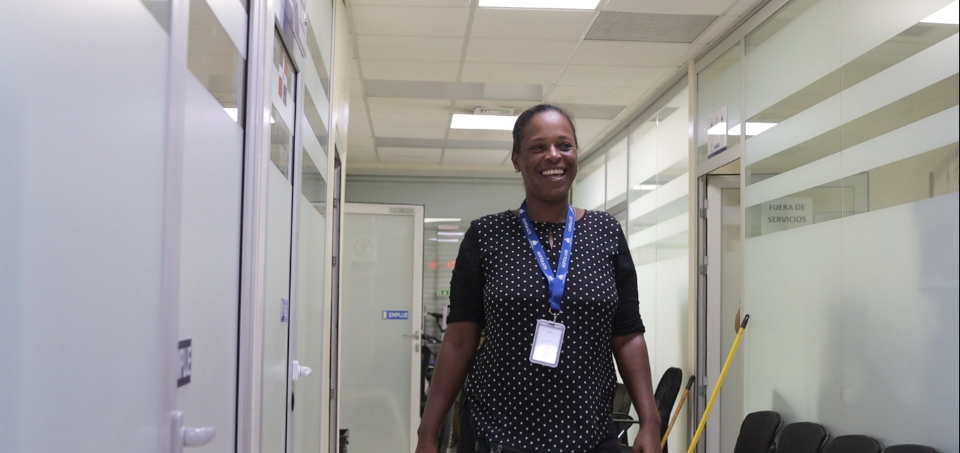 De la calle al empleo formal: Programa Supérate contrata mujer que trabajaba como limpiavidrios