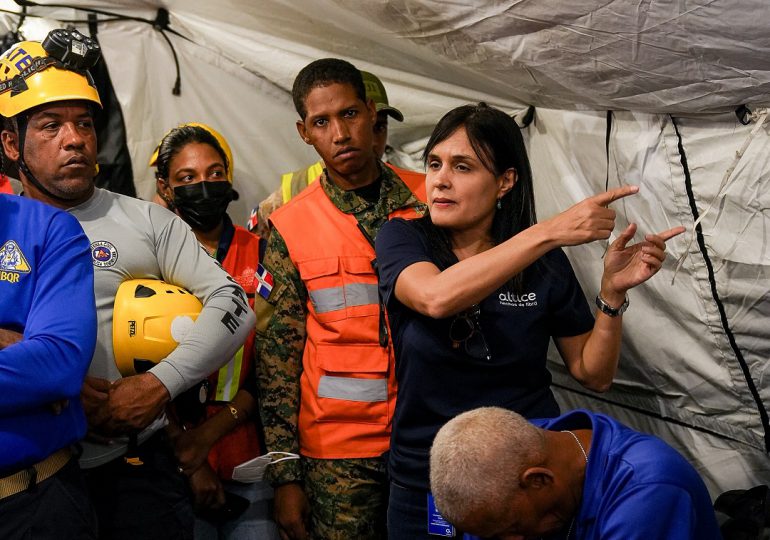 Altice entrega donaciones a equipos de socorro en San Cristóbal