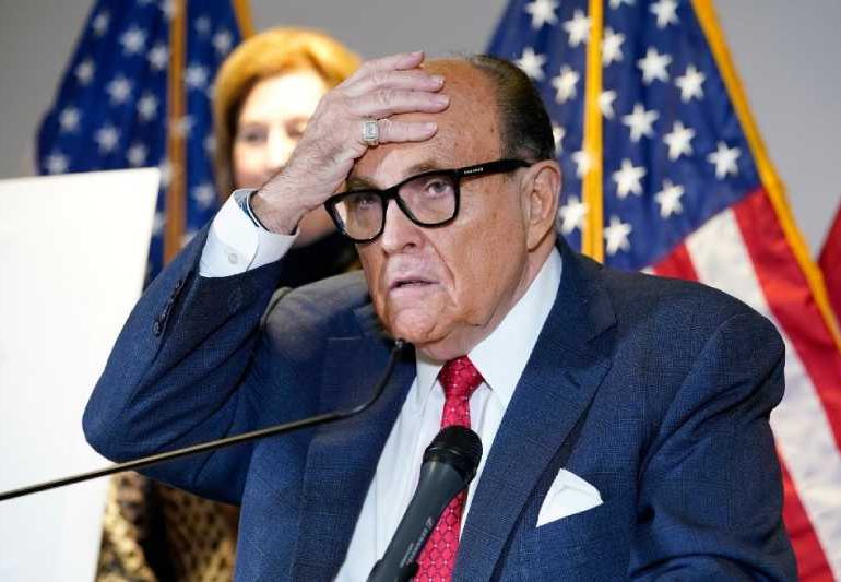 Giuliani, exabogado de Trump, denuncia una "farsa" tras ser fichado en Georgia