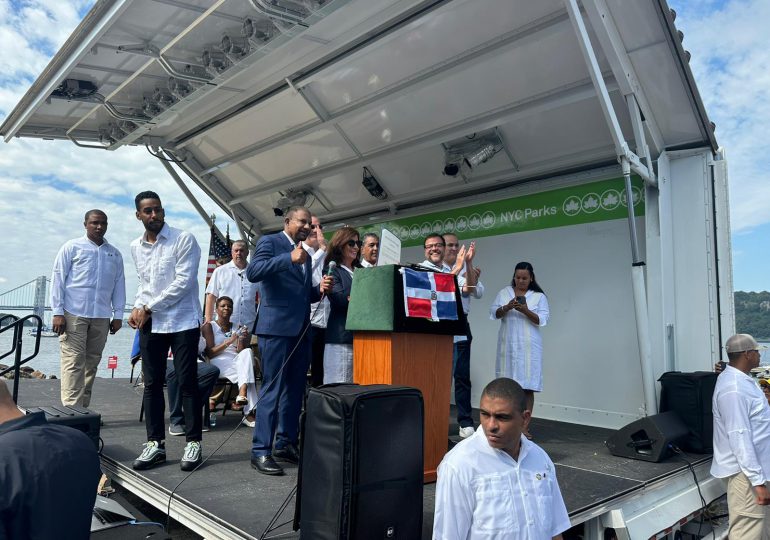 Senador y gobernadora de NY celebran junto a Luis Abinader el Proyecto de Ley S4329A