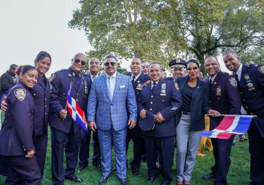 Alcalde Eric Adams muestra afecto a la comunidad dominicana en NY