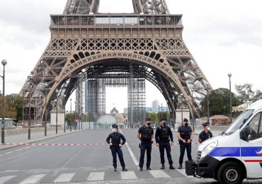 Policía evacúa la Torre Eiffel por alerta de seguridad