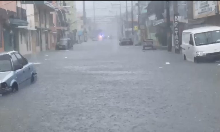 VIDEOS | Ciudadanos consideran desesperante situación en SDE por las lluvias y cúmulo de basura