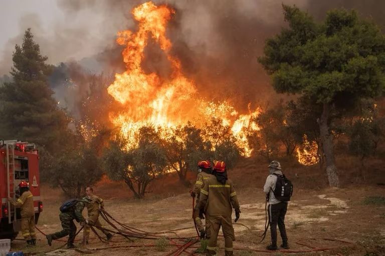El incendio más grande registrado en Europa sigue arrasando en Grecia