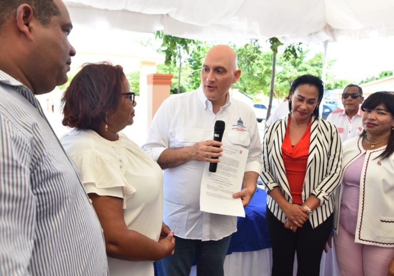 Ministro de Economía es reconocido como visitante honorario del municipio Cristóbal