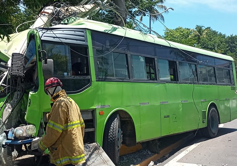 Sistema Nacional de Emergencias coordina rescate de persona atrapada en autobús tras accidente de tránsito en SDE