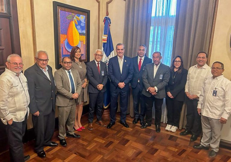 Presidente Luis Abinader recibe en Palacio Nacional una comisión de ADOPAE