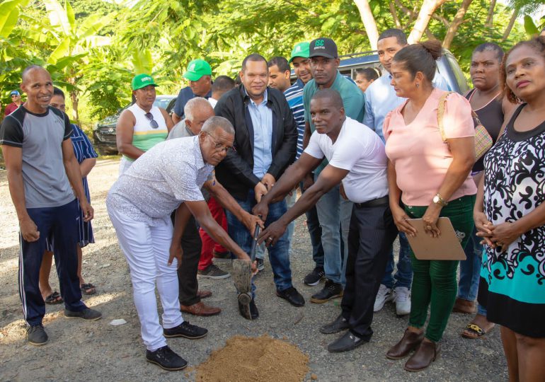 Alcalde Carlos Guzmán deja iniciados trabajos de construcción de aceras, contenes, badenes y bacheos de calles