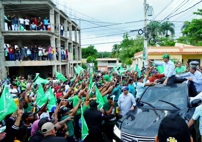 Leonel Fernández en Yamasá cierra recorrido con acto multitudinario