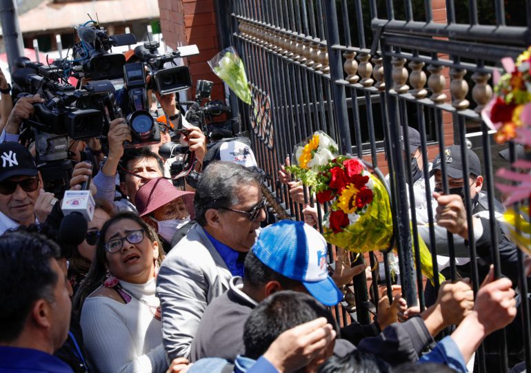 Simpatizantes y familiares rinden homenaje en Ecuador a un presidente asesinado