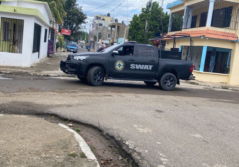 Agentes SWAT y el Ministerio Público detienen hombre en Dajabón durante Operación Frontera