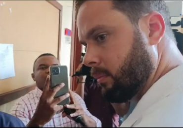 VIDEO | Hombre que golpeó agente de la Digesett es trasladado a un centro médico privado