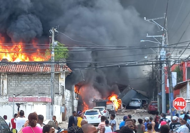 Videos | Explota panadería en San Cristóbal; el fuego se extiende hacia otros negocios