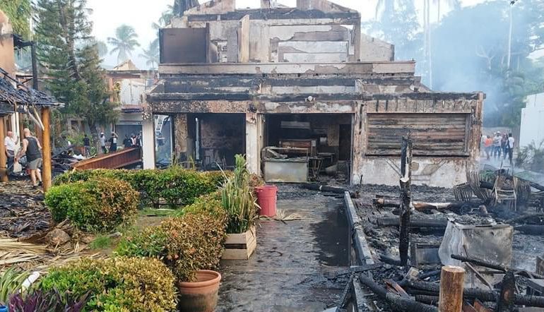 Galería | Sofocan incendio en plaza El Paseo de Las Terrenas; más de 10 comercios afectados