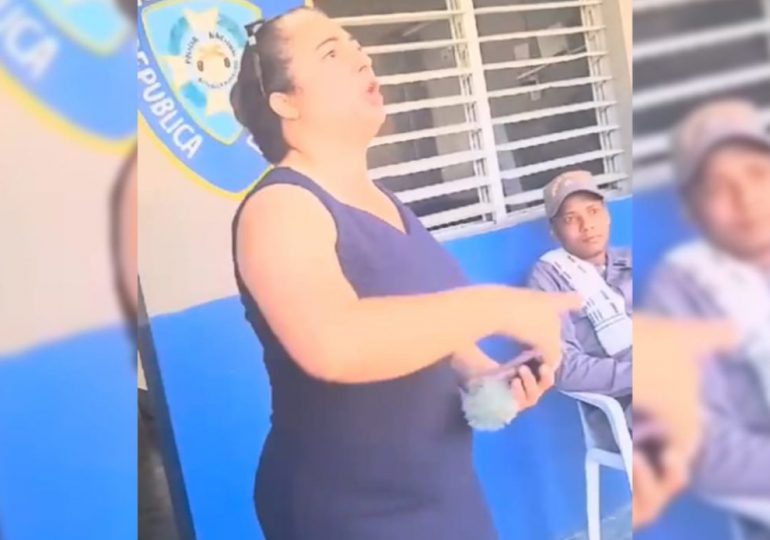 VIDEO | Captan a directora del distrito municipal Guayabal agrediendo a policía en Santiago