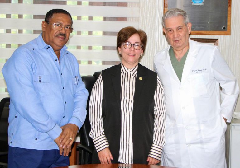 Procuradora adjunta Roxanna Reyes realiza visita de cortesía al Dr. Edisson Féliz Féliz, director del SRSM