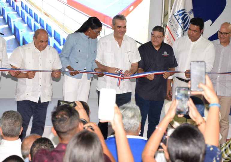 Presidente Abinader entrega remozados polideportivos en Higüey y Hato Mayor