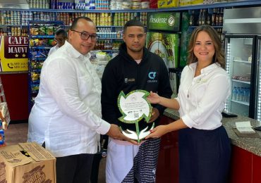 Colmados reciben certificados por buenas prácticas ambientales en Santo Domingo