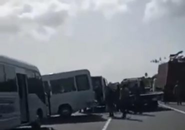 Patana impacta autobús con médicos regresaban de congreso, varios heridos